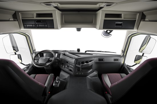 Interior da cabine do Volvo FMX